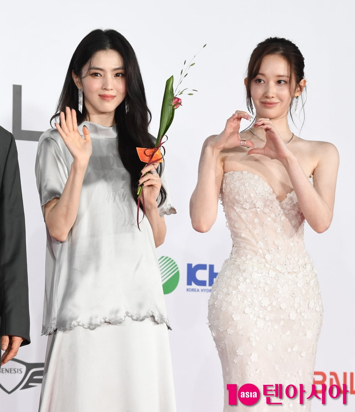 ハン・ソヒとチョン・ジョンソ、釜山国際映画祭で華麗なレッドカーペット登場