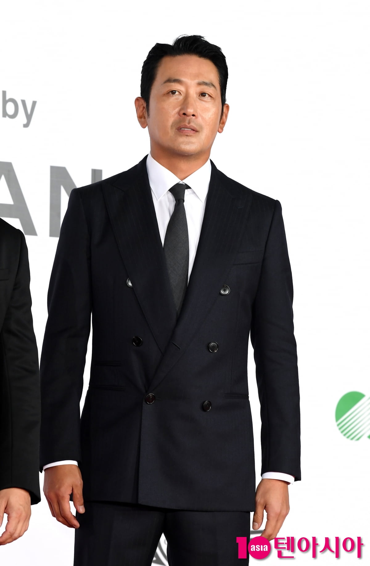 ハ・ジョンウ、第30回釜山国際映画祭でレッドカーペットに登場