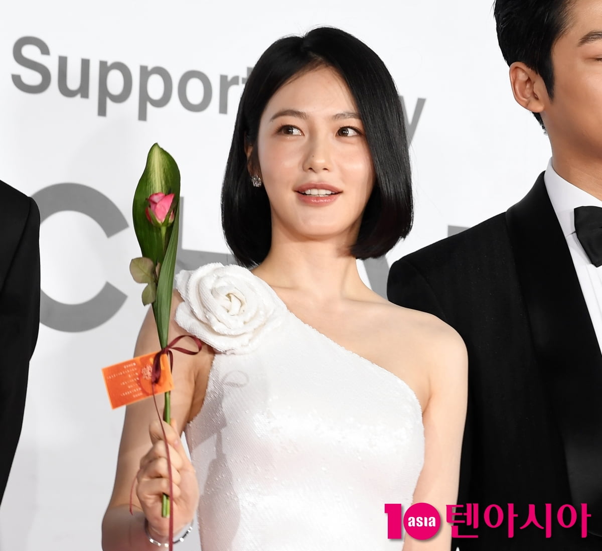 신・イェウン、釜山国際映画祭で華やかなレッドカーペットに登場