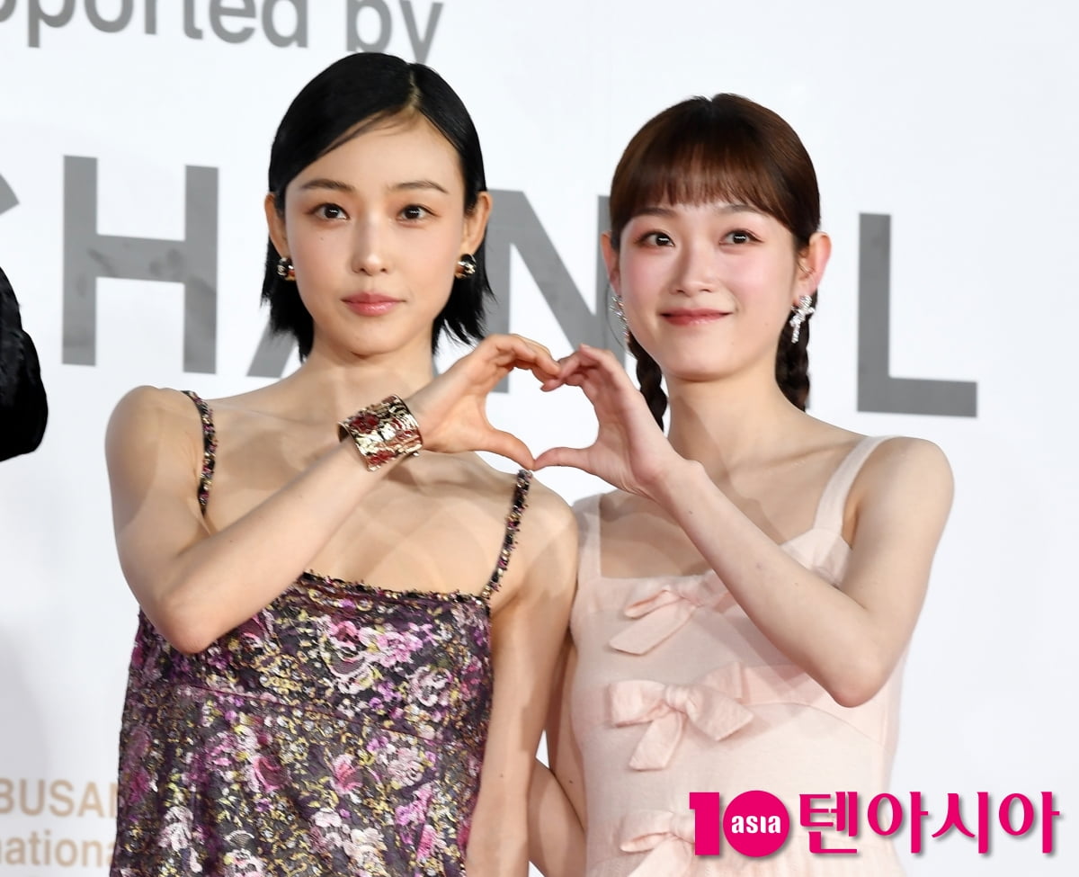 전소니とイ・ユミ、第30回釜山国際映画祭で華やかなレッドカーペットに登場