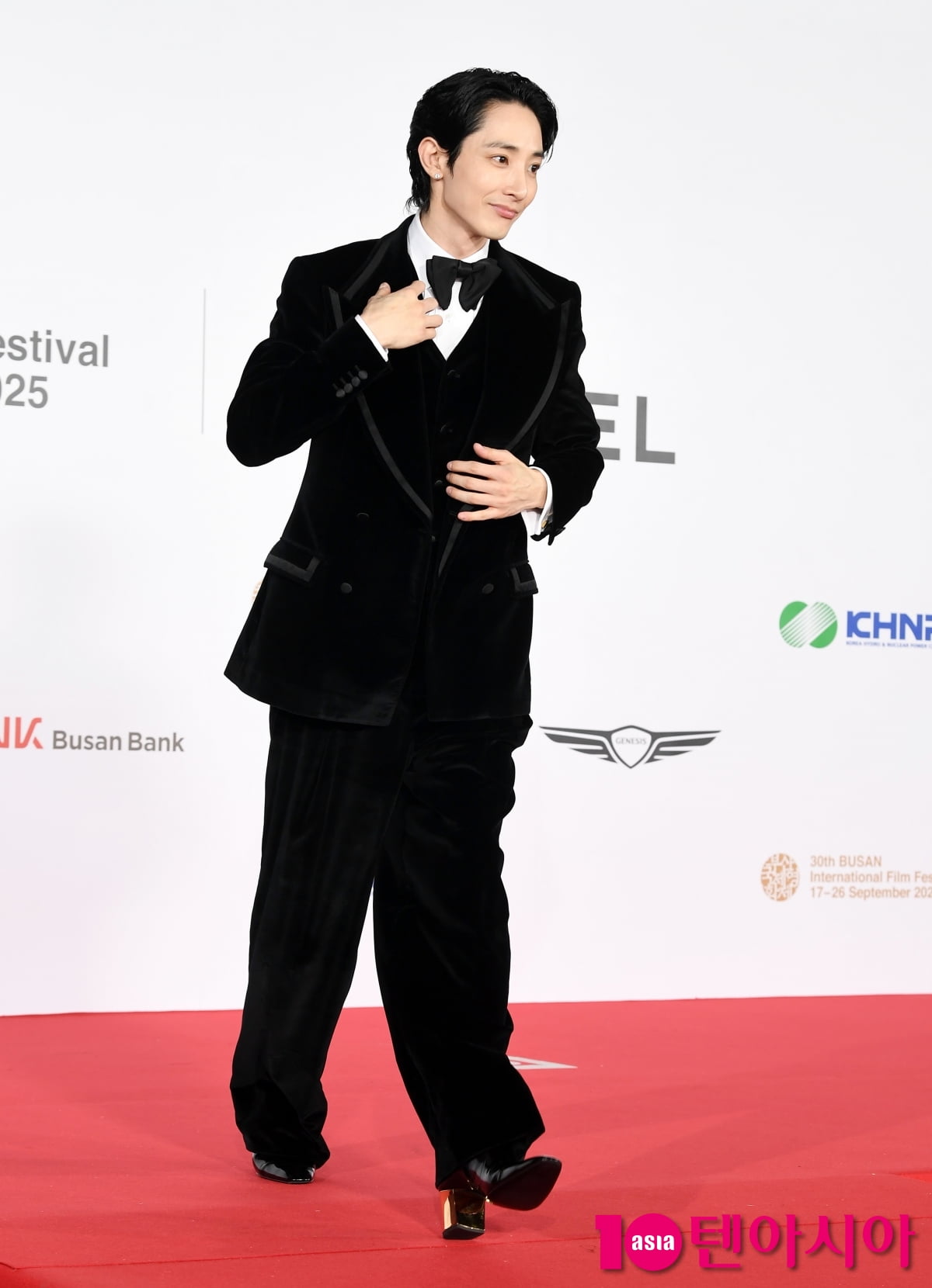 俳優イ・スヒョク、第30回釜山国際映画祭のレッドカーペットに登場