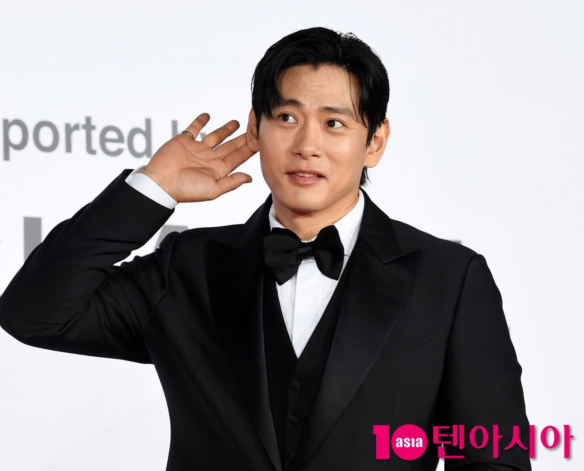 ユ・テオ、釜山国際映画祭で華麗なレッドカーペット登場