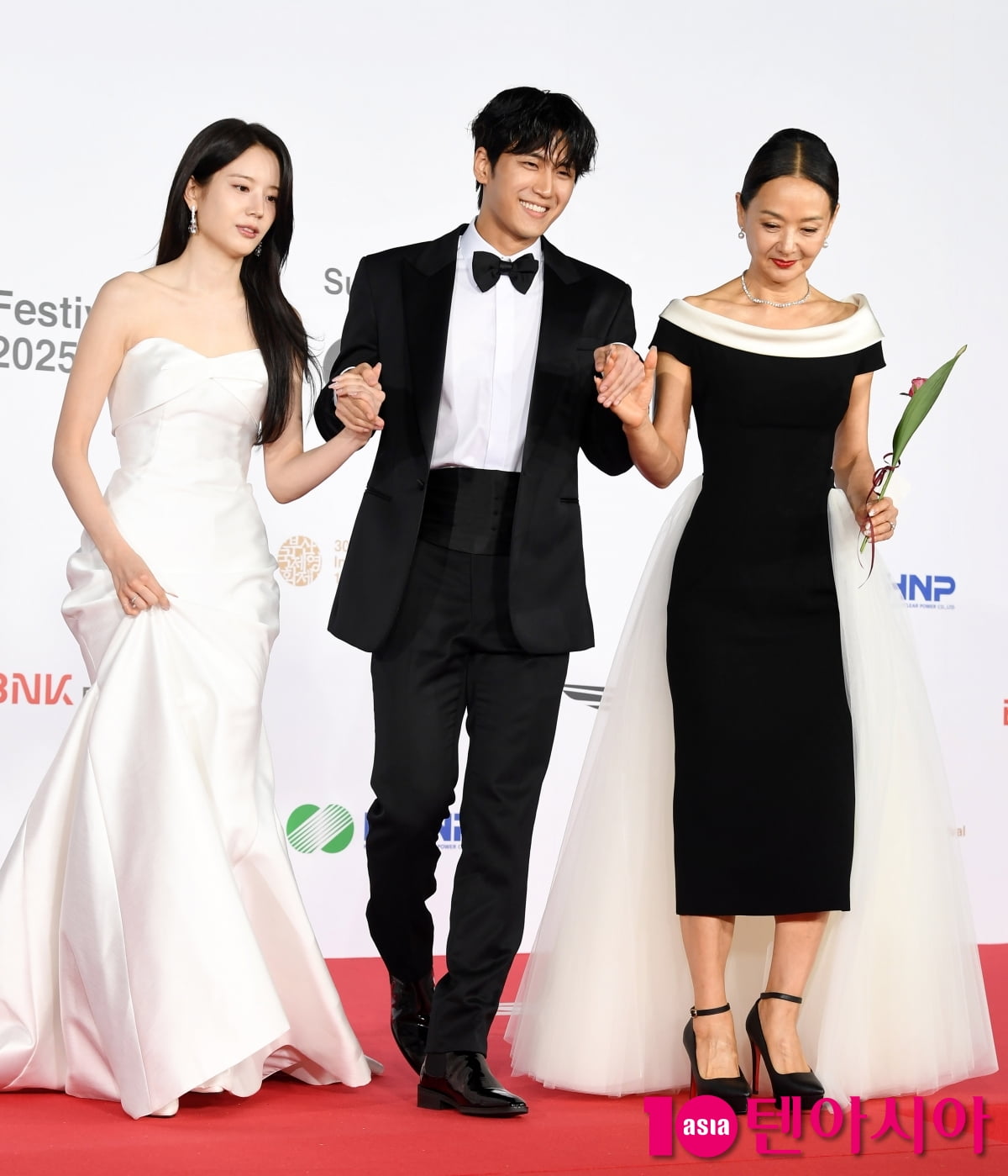 第30回釜山国際映画祭、キム・ミンチョル、チャン・ギュリ、ペ・ジョンオクがレッドカーペットに登場