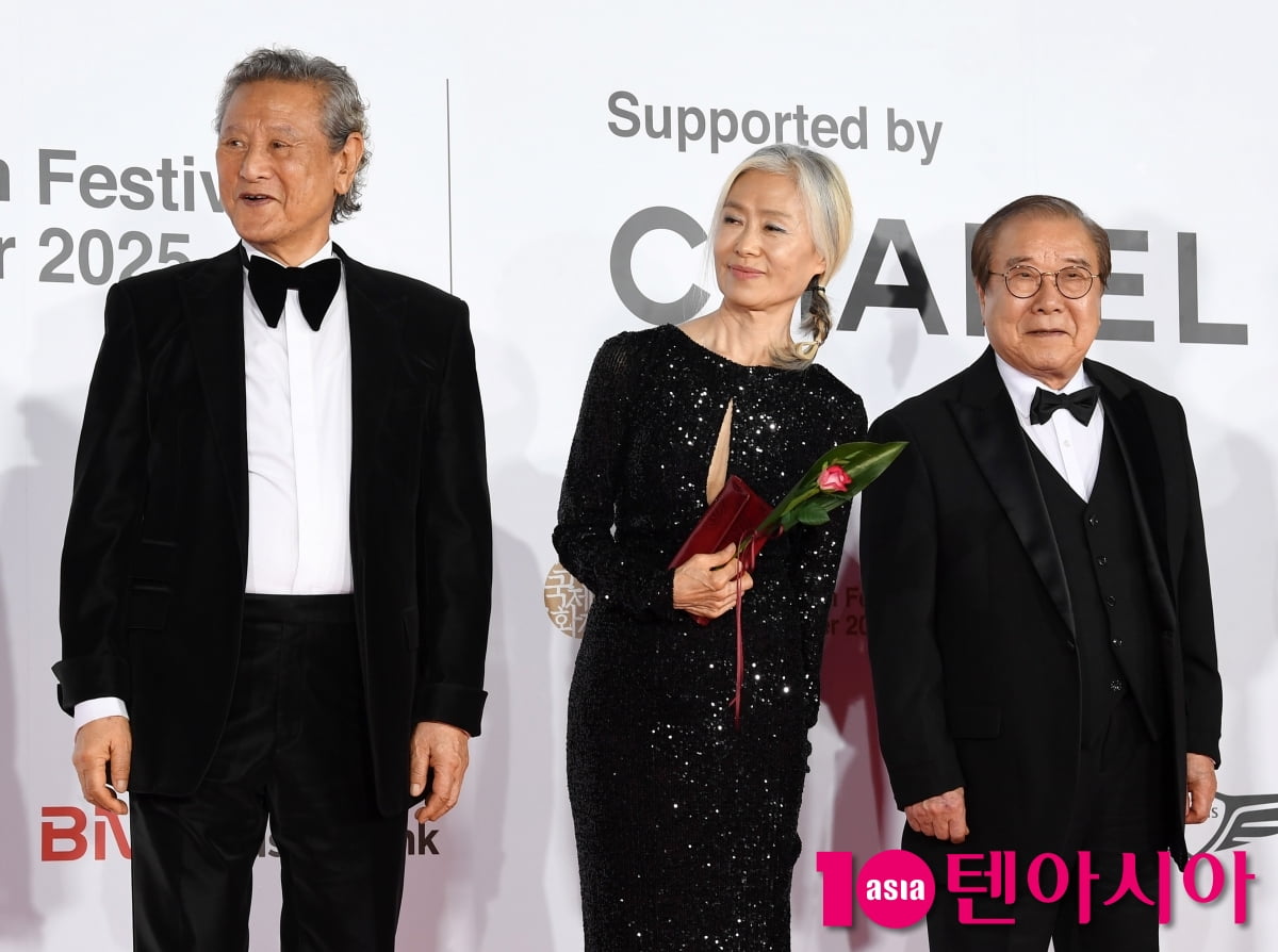 第30回釜山国際映画祭、パク・グンヒョン、イェ・スジョン、チャン・ヨンがレッドカーペットに登場