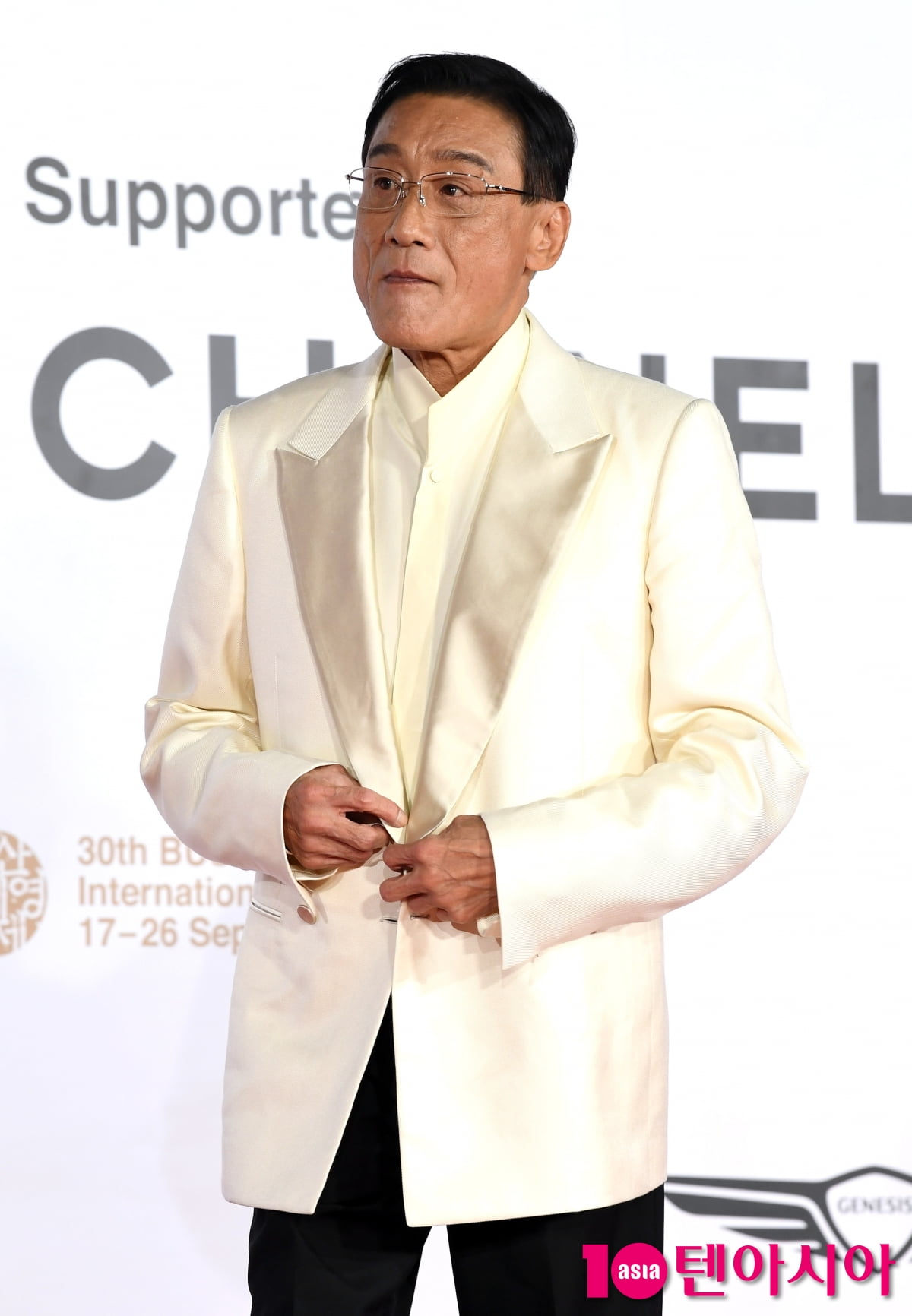 レオン・カーフェイ、釜山国際映画祭で華麗なレッドカーペット登場