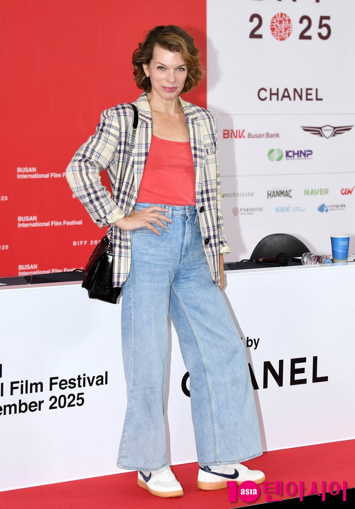 ミラ・ジョヴォヴィッチ、第30回釜山国際映画祭で映画『プロテクター』の記者会見に登場