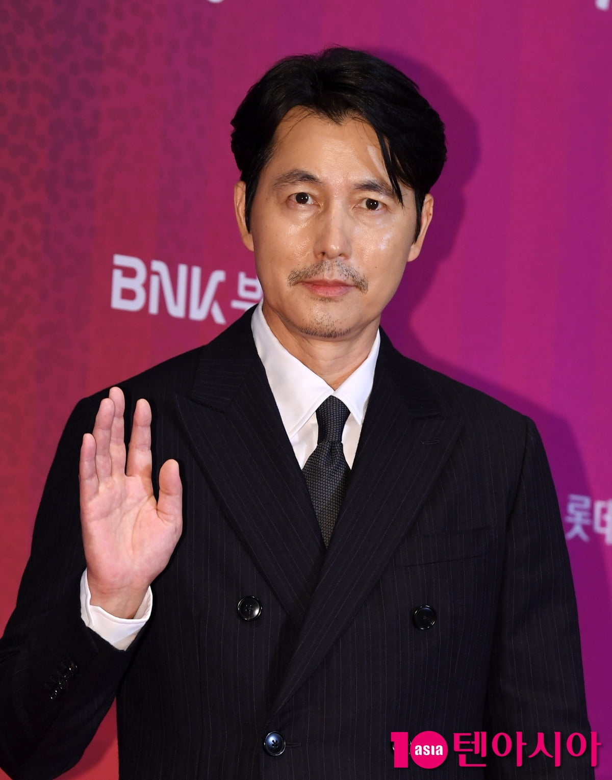 チョン・ウソン、釜日映画賞のレッドカーペットに登場