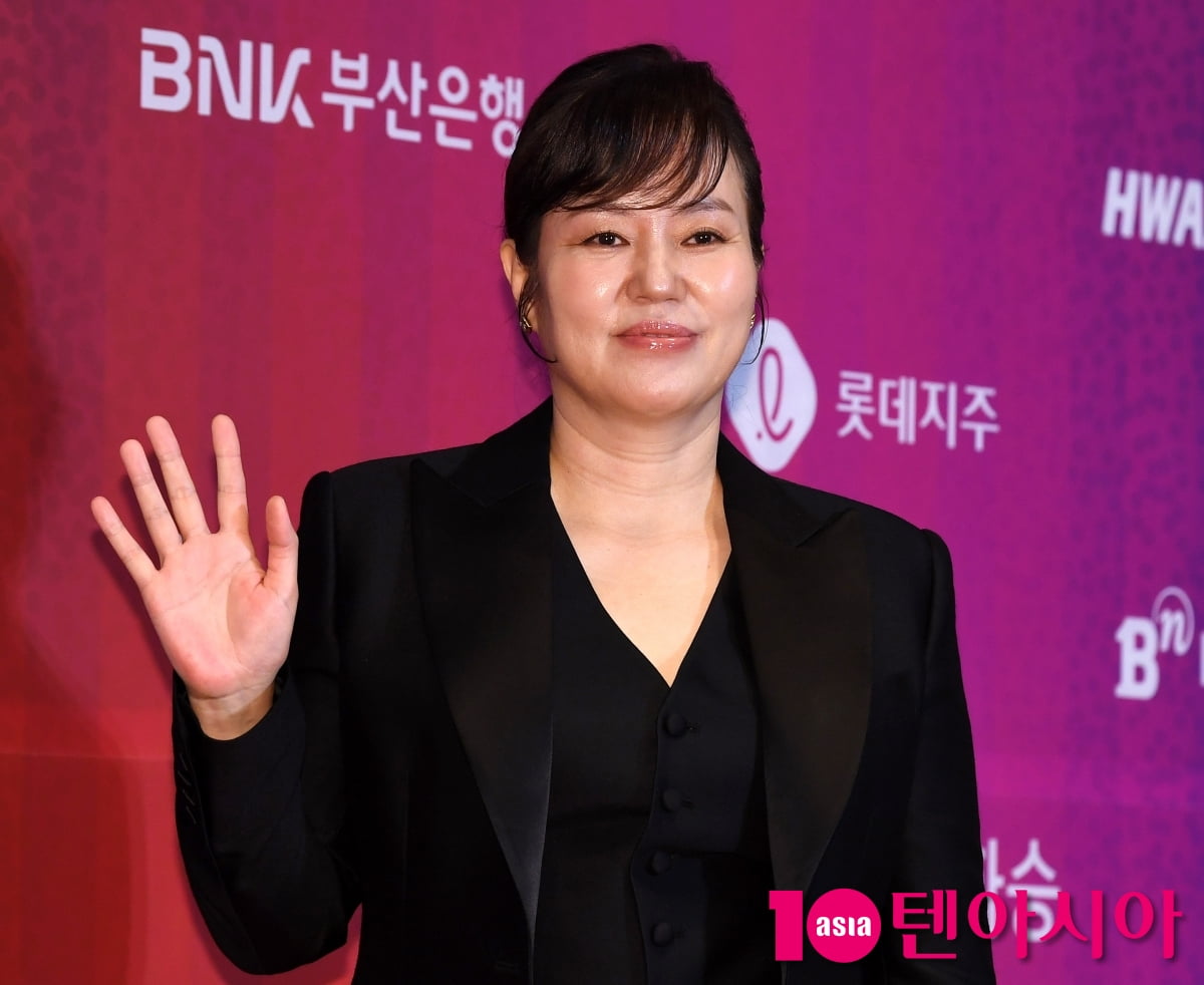 Actress Kim Geum-soon Shines at Buil Film Awards Handprinting and Red Carpet Event in Busan