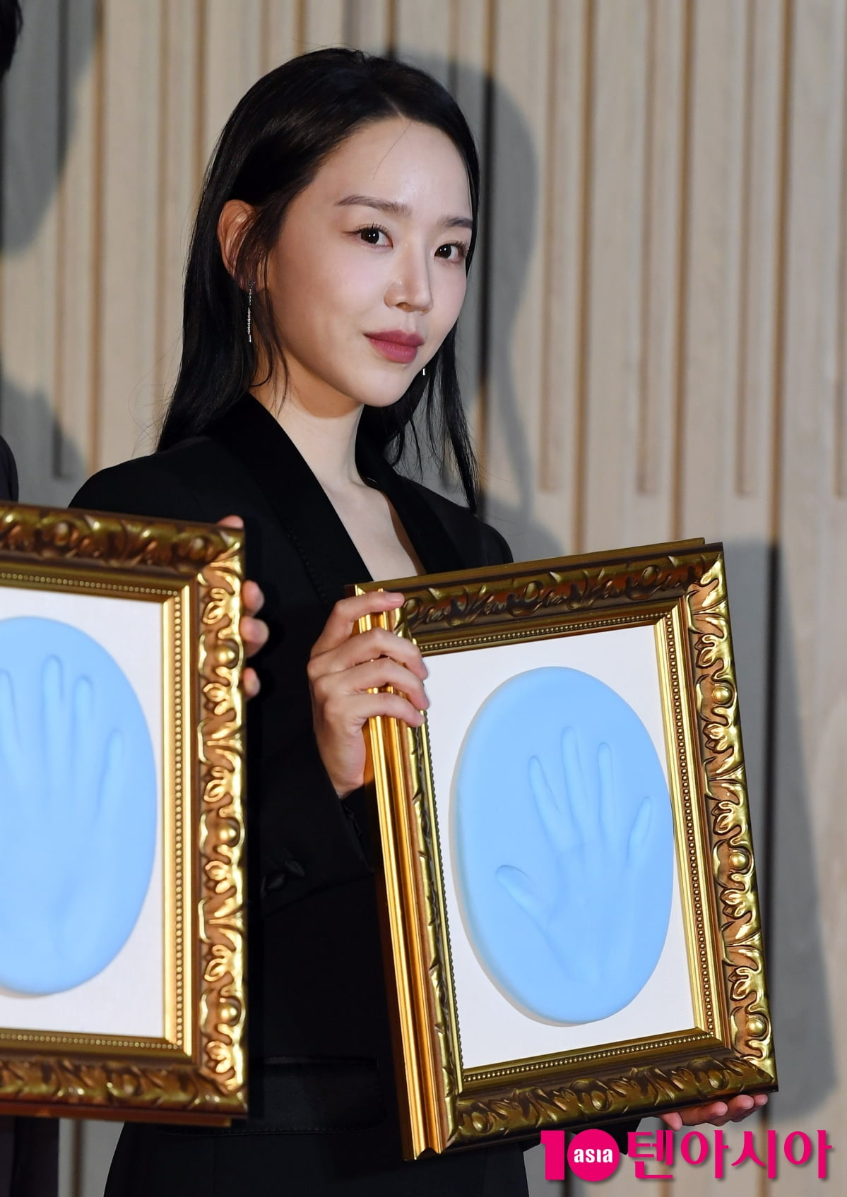 Shin Hae-sun Shines at Buil Film Awards in Busan