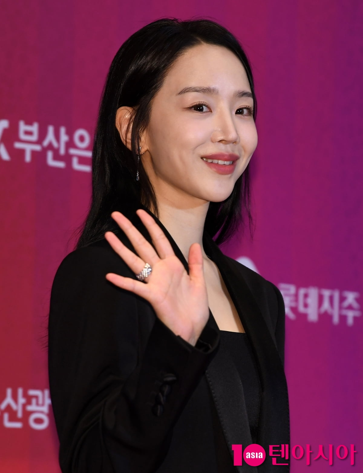 Shin Hae-sun Shines at Buil Film Awards in Busan