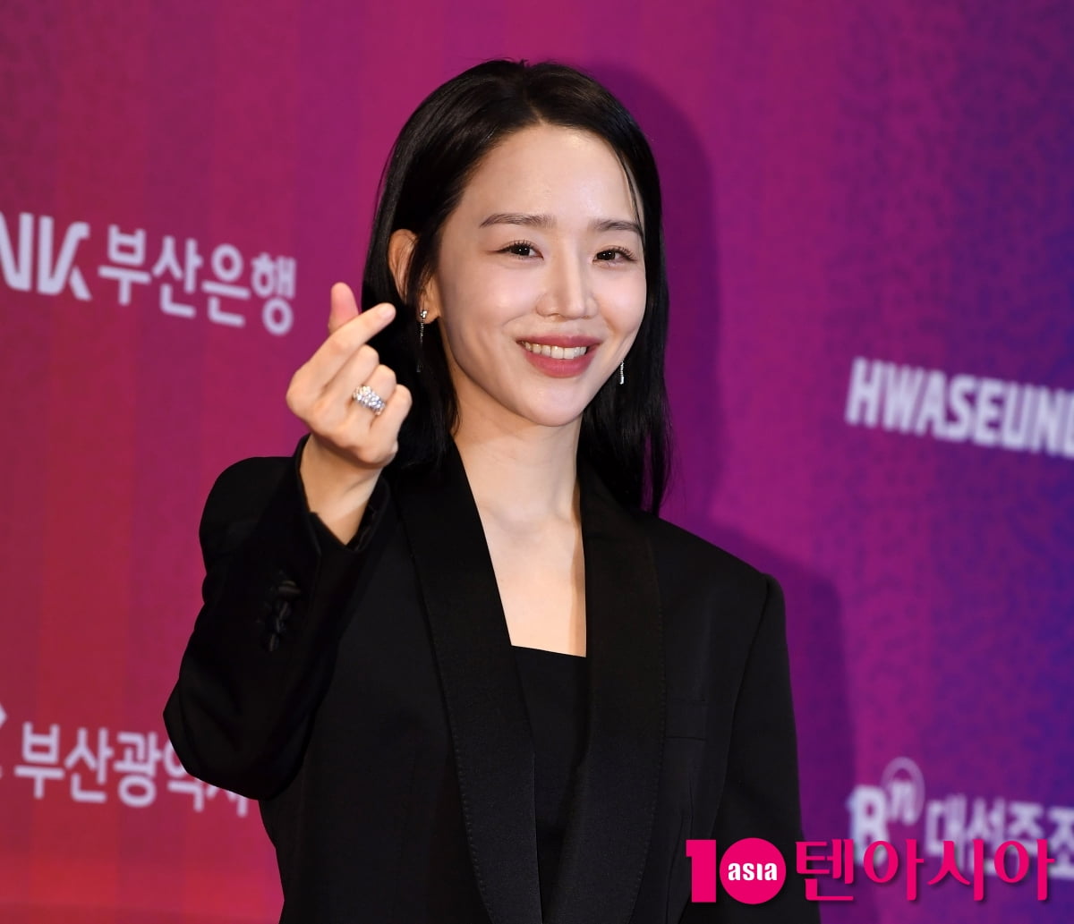 Shin Hae-sun Shines at Buil Film Awards in Busan