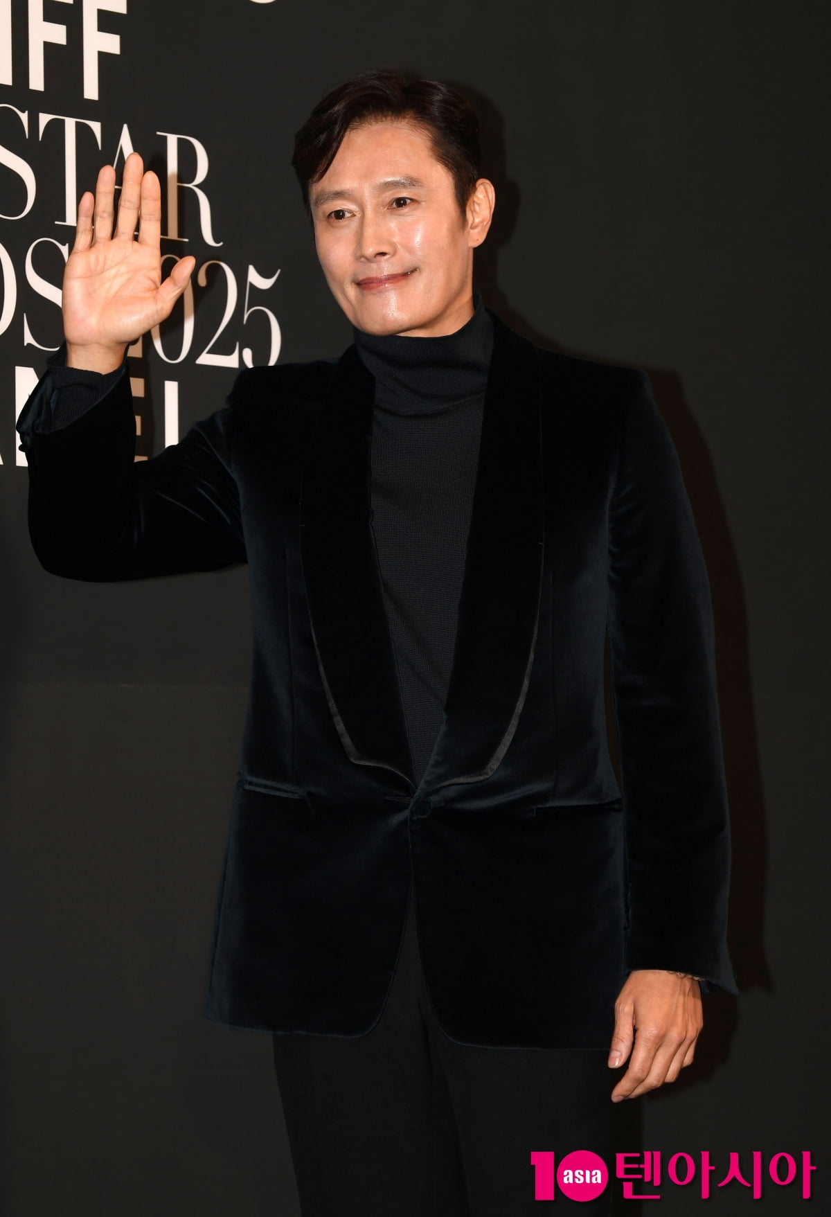 Lee Byung-hun Shines at the 2025 Marie Claire Asia Star Awards in Busan