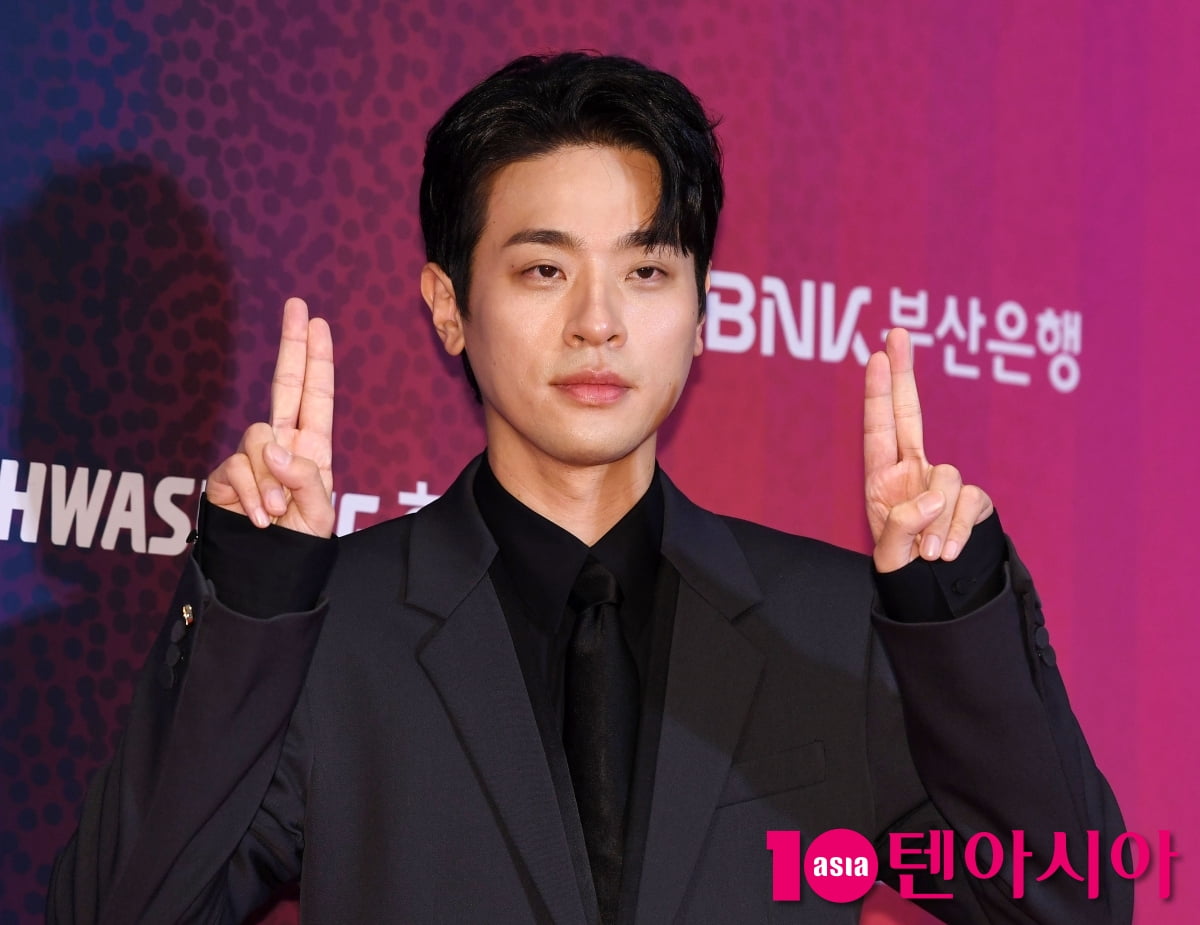 Actor Park Jung-min Attends Buil Film Awards Handprinting and Red Carpet Event in Busan