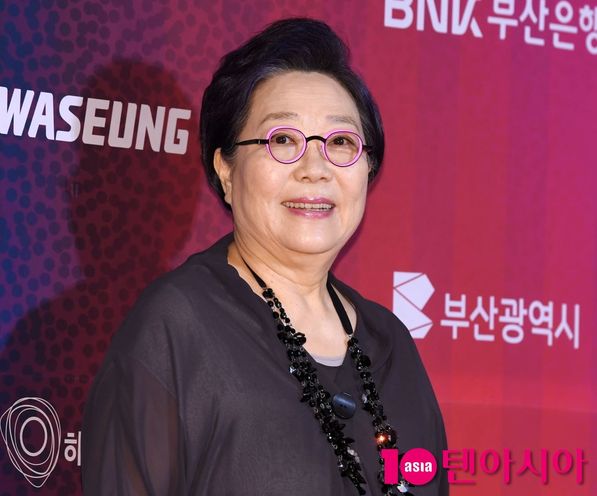 Actress Yang Hee-kyung Graces the Red Carpet at the Buil Film Awards in Busan