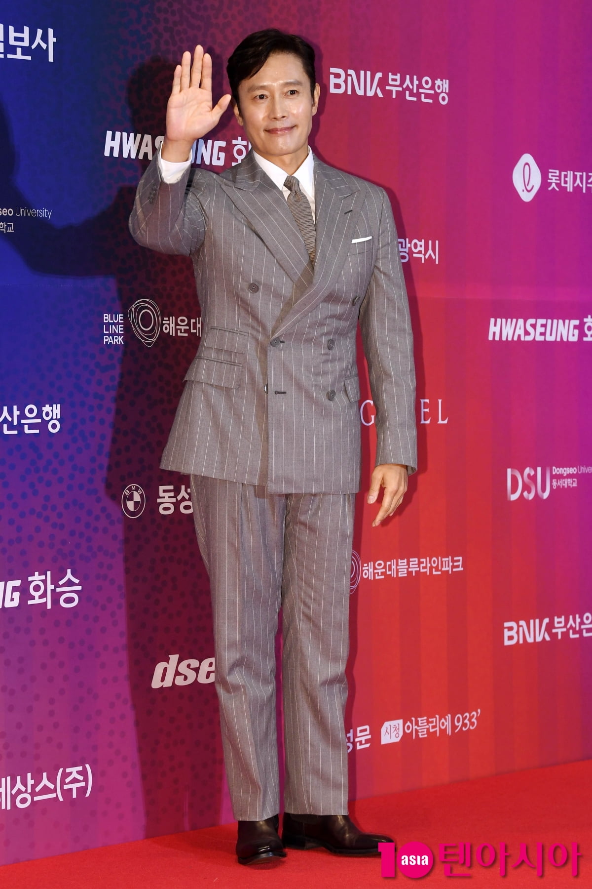 Lee Byung-hun Shines at Buil Film Awards in Busan