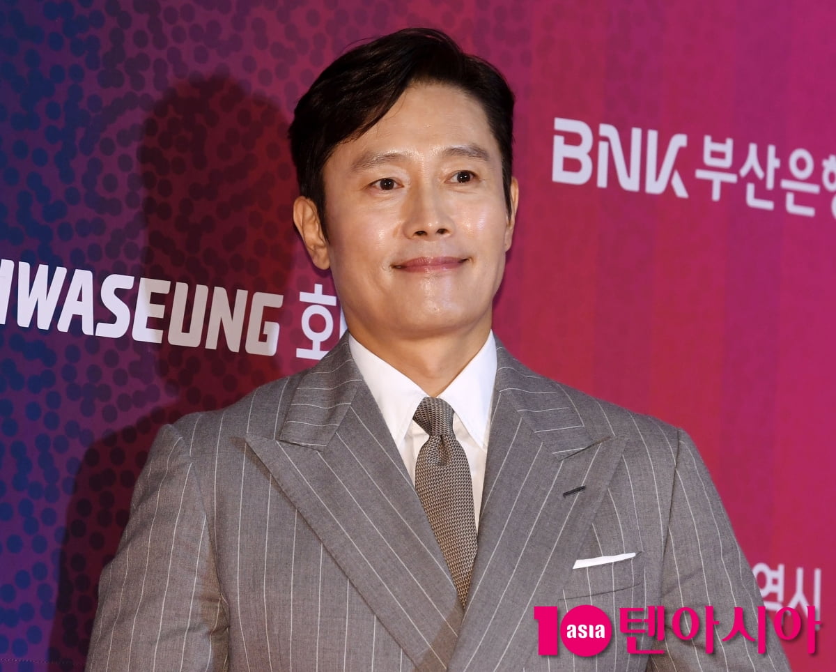 Lee Byung-hun Shines at Buil Film Awards in Busan