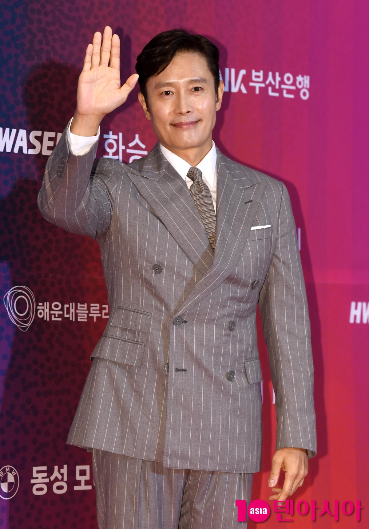 Lee Byung-hun Shines at Buil Film Awards in Busan