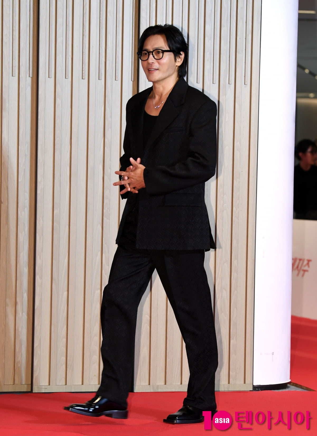 Jang Dong-gun Shines at Buil Film Awards in Busan