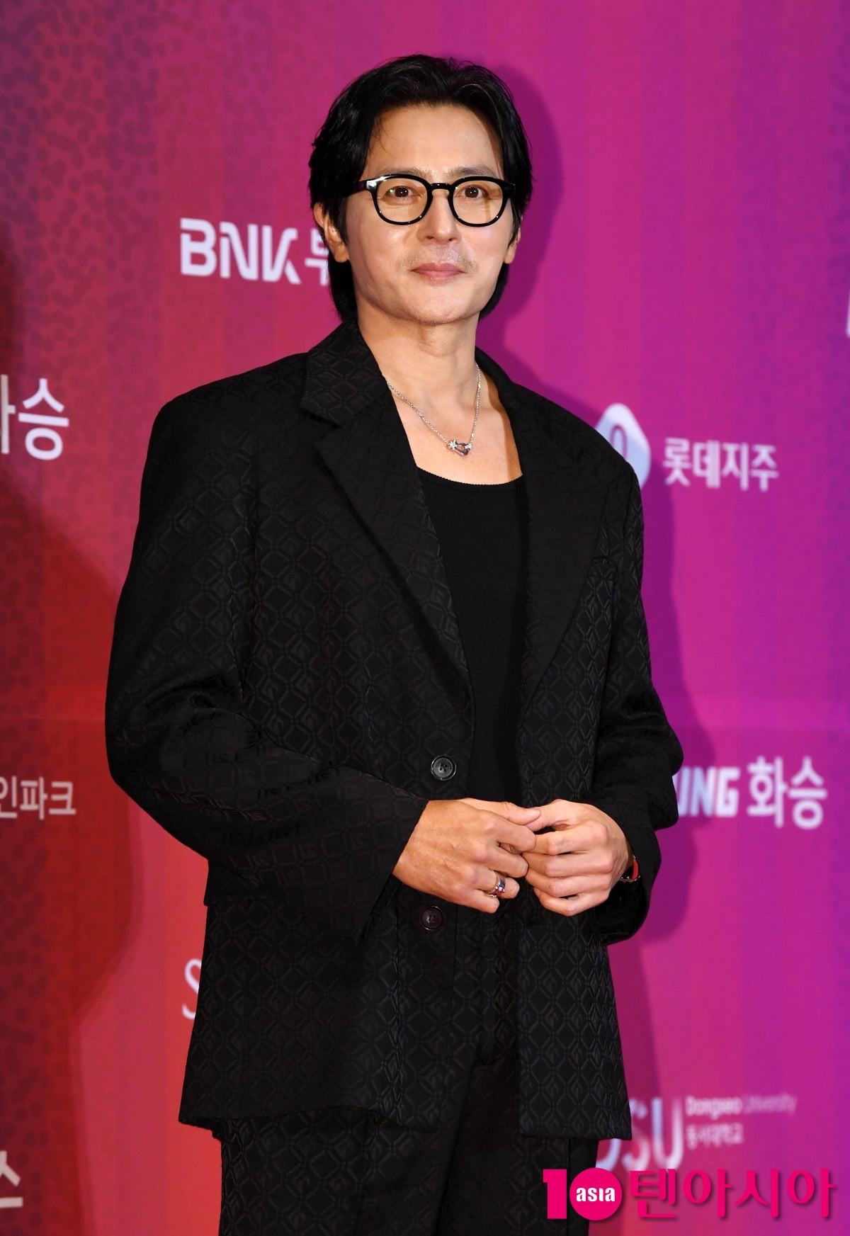 Jang Dong-gun Shines at Buil Film Awards in Busan