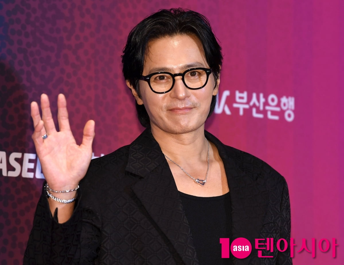 Jang Dong-gun Shines at Buil Film Awards in Busan