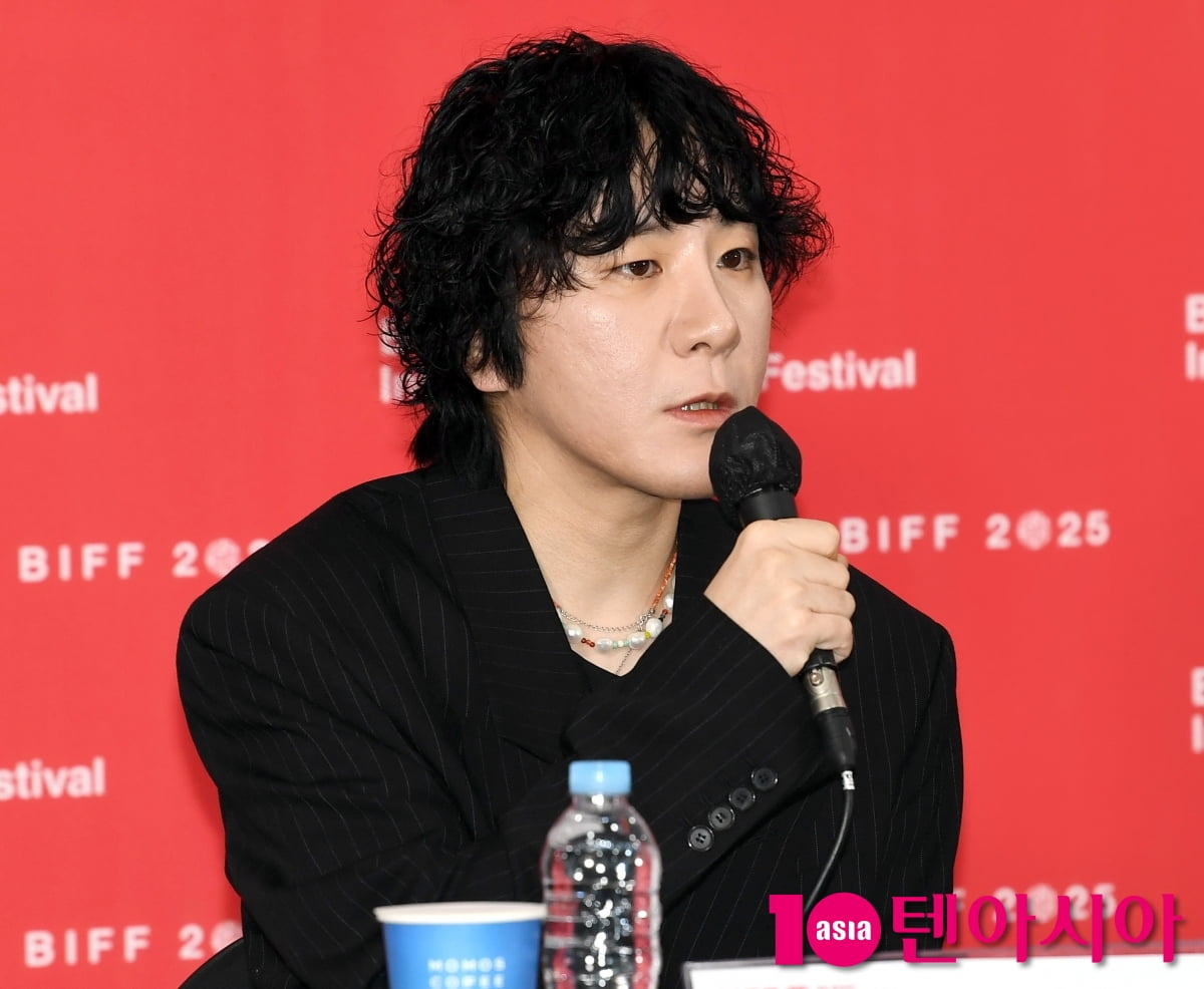 第30回釜山国際映画祭での映画『グッドニュース』記者会見に参加したピョン・ソンヒョン監督