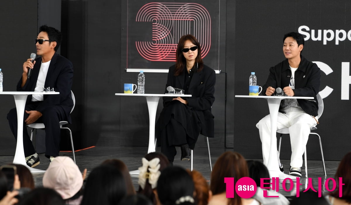 Ha Jung-woo, Gong Hyo-jin, and Kim Dong-wook Attend 'The Neighbors Upstairs' Open Talk at BIFF