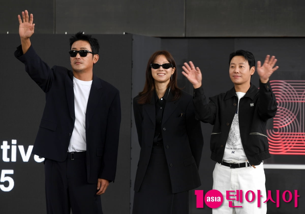 Ha Jung-woo, Gong Hyo-jin, and Kim Dong-wook Attend 'The Neighbors Upstairs' Open Talk at BIFF