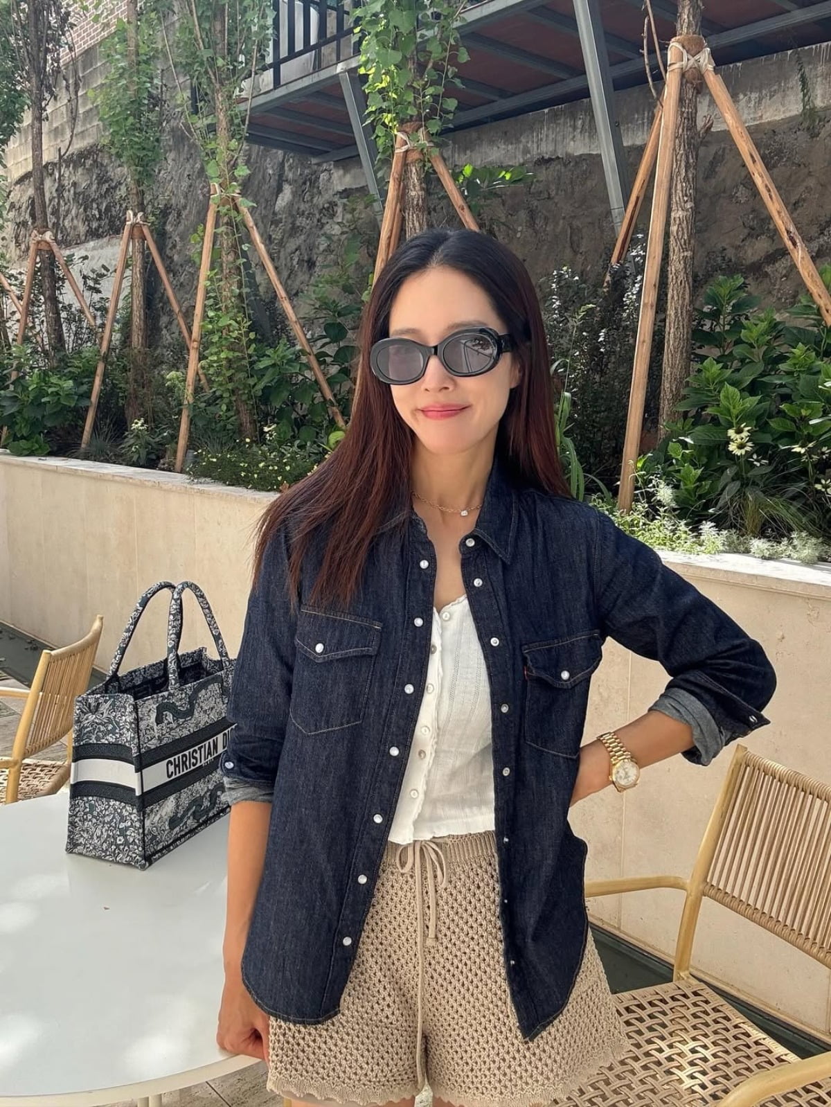 Korean Actress Wang Bit-na Captivates with Chic Early Fall Look on Instagram