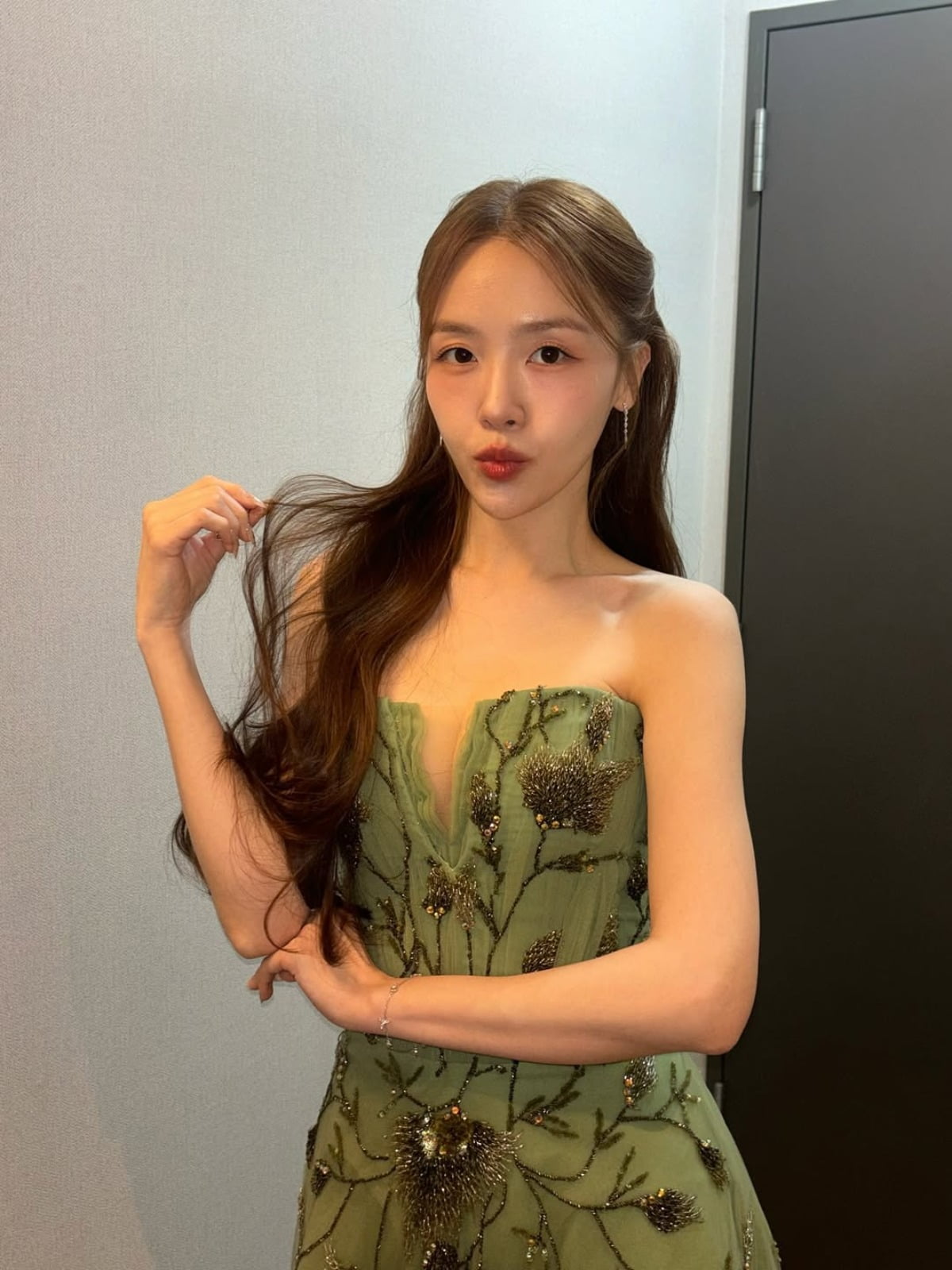 ン·ミナ、エメラルドドレスで妖精のような美しさを披露