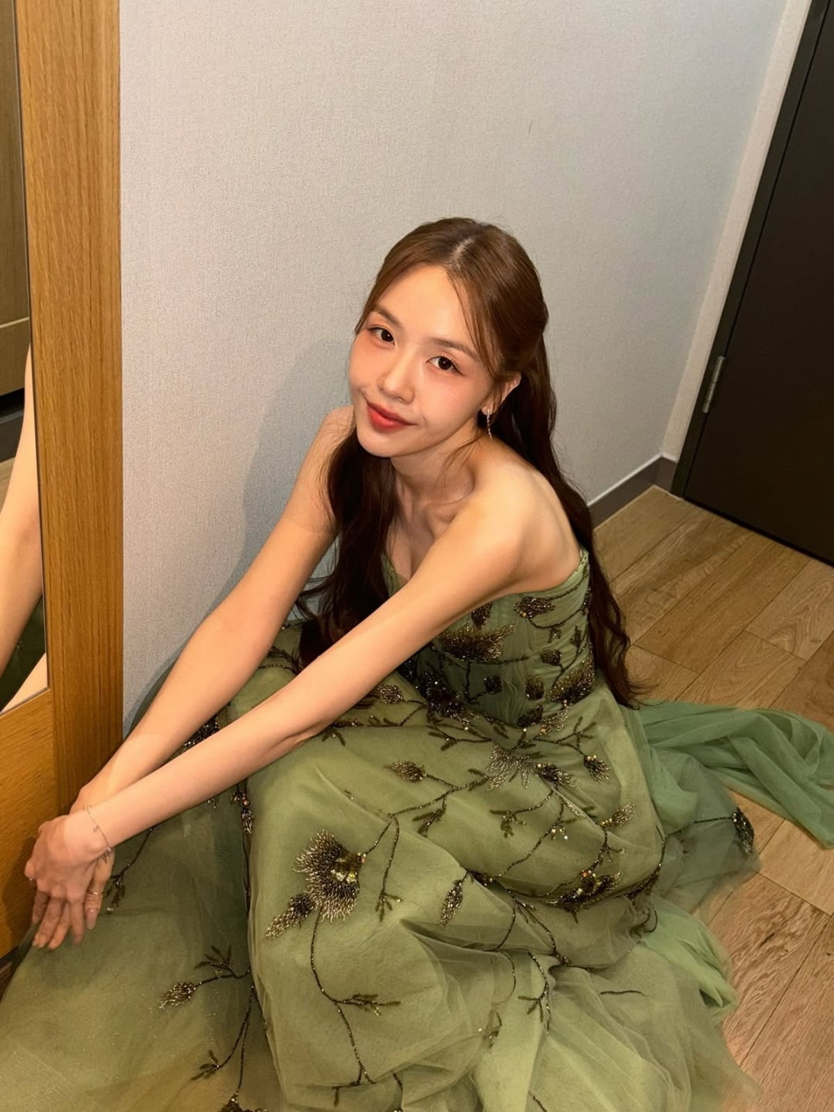 ン·ミナ、エメラルドドレスで妖精のような美しさを披露