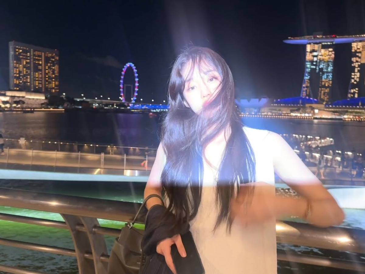 ノ・ユンソ、シンガポールの夜景に輝く清涼な美しさ