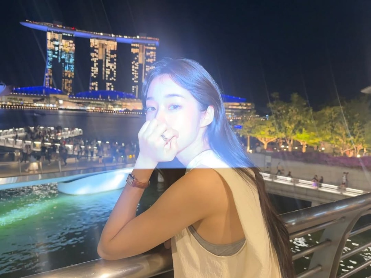 ノ・ユンソ、シンガポールの夜景に輝く清涼な美しさ
