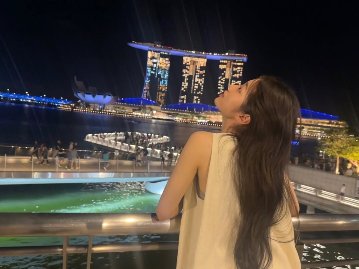 ノ・ユンソ、シンガポールの夜景に輝く清涼な美しさ