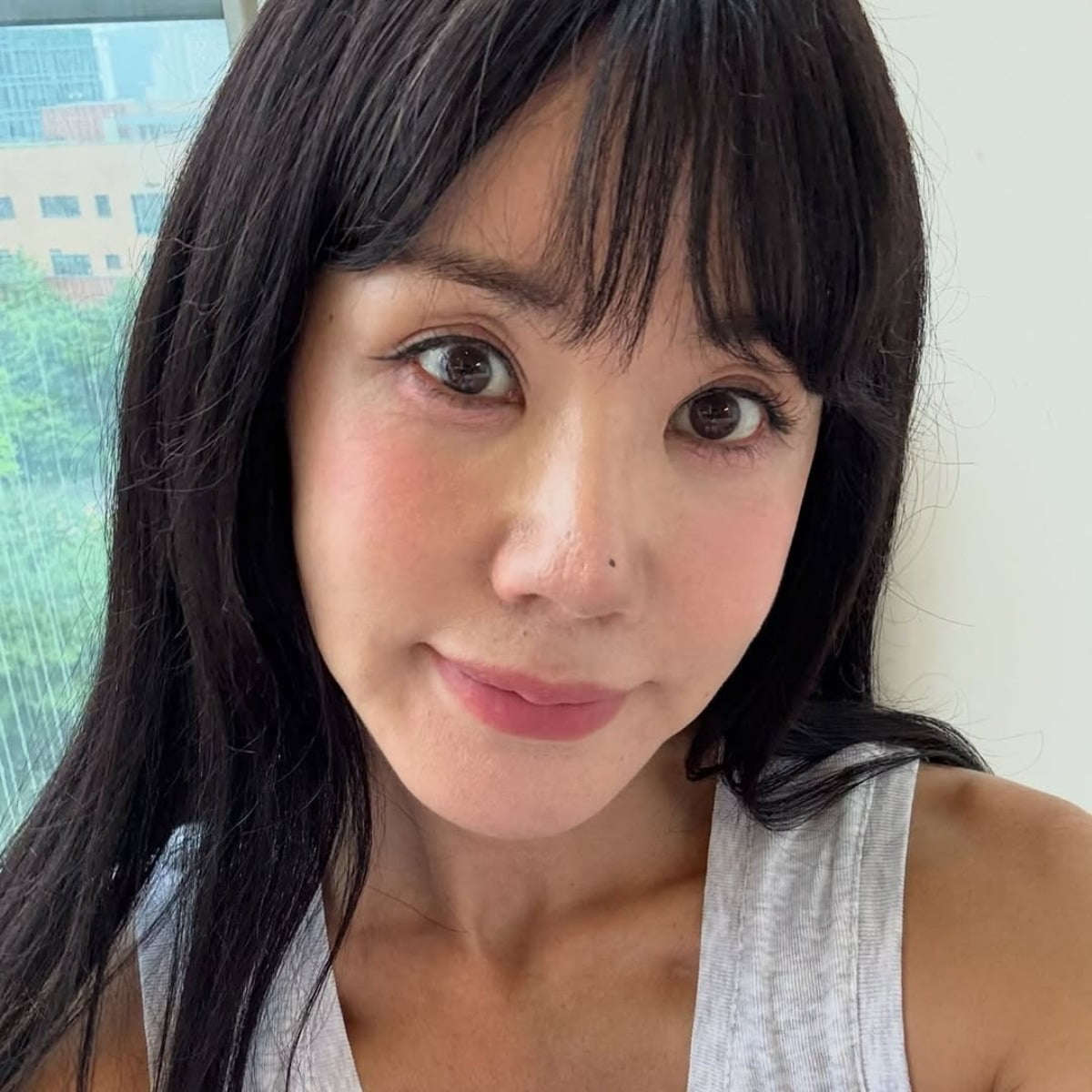 Uhm Jung-hwa Captivates Fans with Stunning Instagram Updates