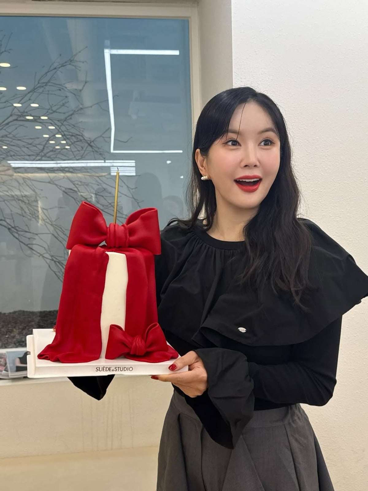 チャン・ヨンラン、リボンケーキと豪華な家庭料理で誕生日を祝う