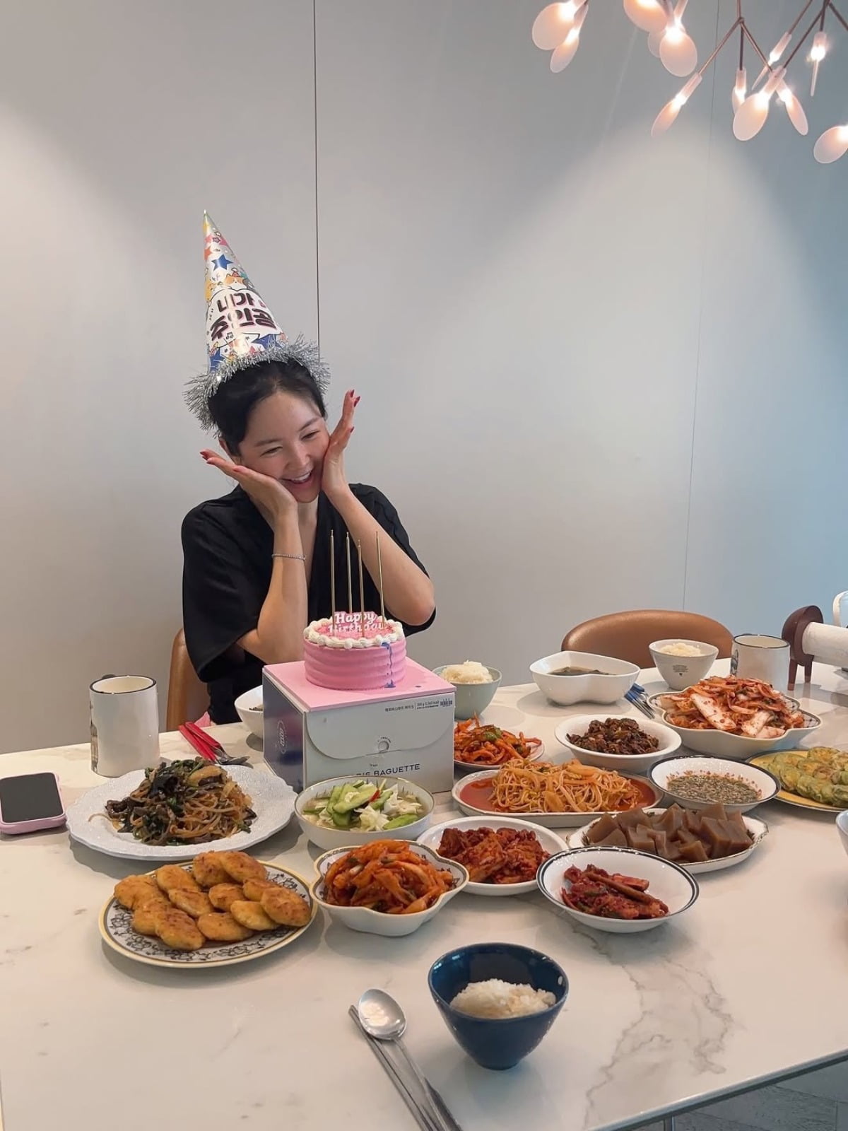 チャン・ヨンラン、リボンケーキと豪華な家庭料理で誕生日を祝う