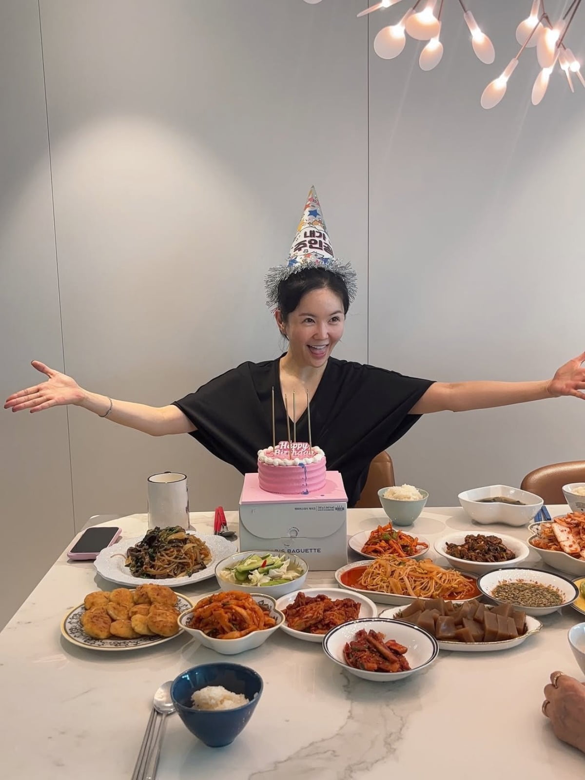 チャン・ヨンラン、リボンケーキと豪華な家庭料理で誕生日を祝う