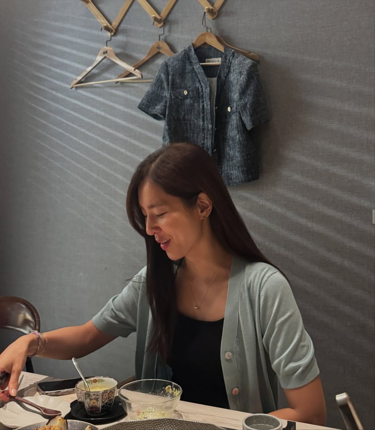 ハン・チェア、カフェでのデイリールックと笑顔が話題に