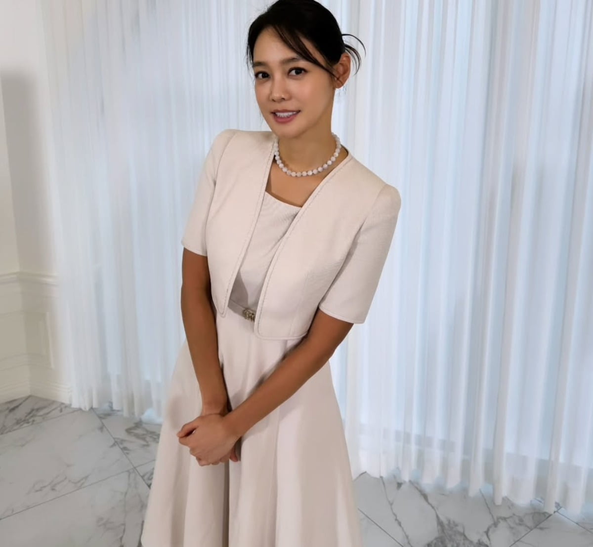 アン・ヒョンモ、優雅な近況写真と共に強力な本の推薦で知的美を披露