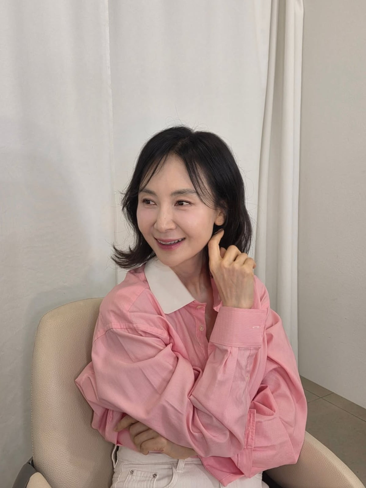Korean Actress Chae Shi-ra Stuns with Timeless Beauty in Latest Instagram Photos