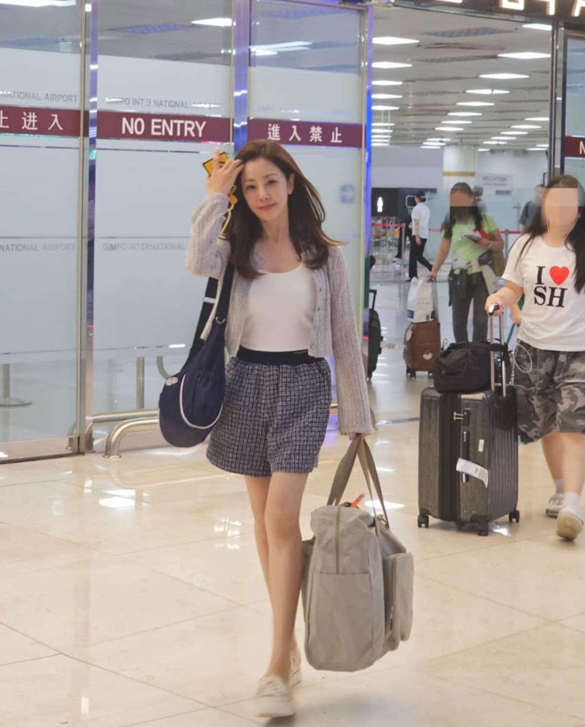 Korean Actress Oh Na-ra Stuns with Effortless Beauty at the Airport