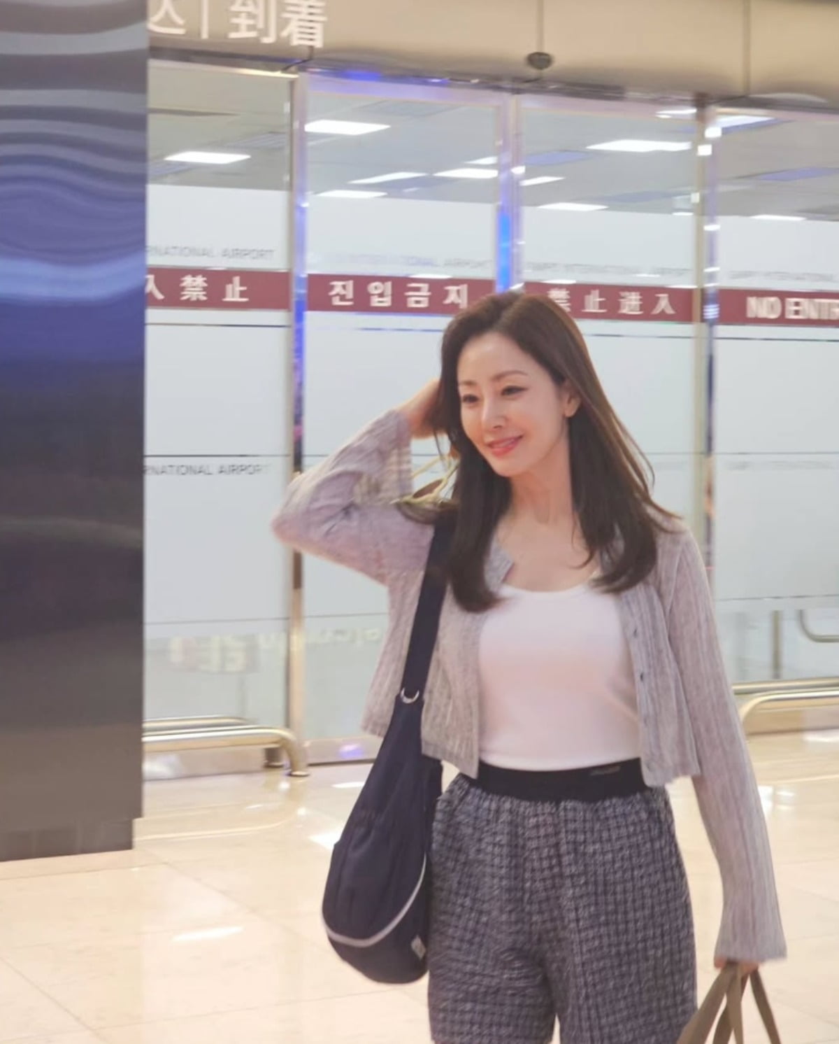 Korean Actress Oh Na-ra Stuns with Effortless Beauty at the Airport