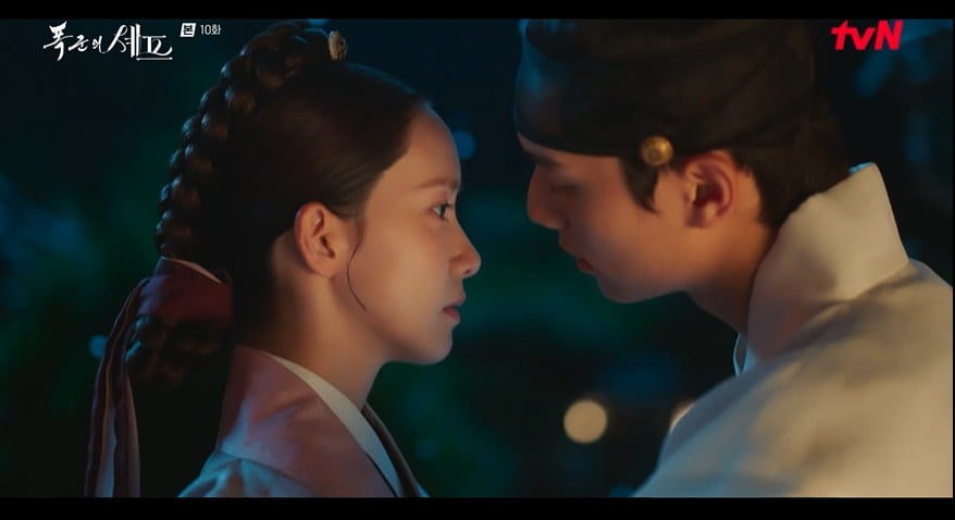 Romantic Proposal: Lee Heon Offers Jade Ring to Yeon Ji-young in 'The Tyrant's Chef'