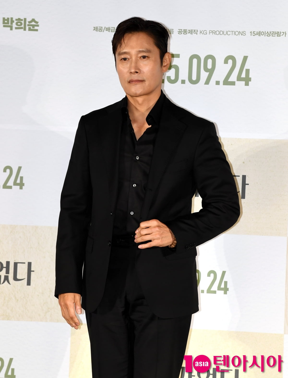 Park Chan-wook's Latest Film 'No Other Choice' Explores the Fear of Unemployment
