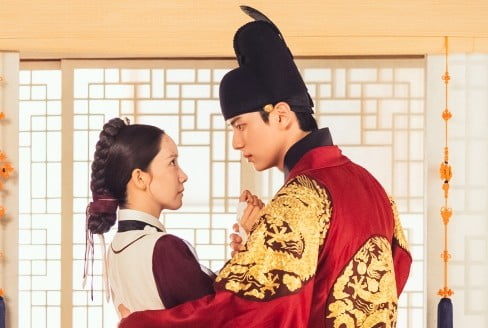 Romance Heats Up Between Im Yoon-ah and Lee Chae-min in 'The Tyrant's Chef'
