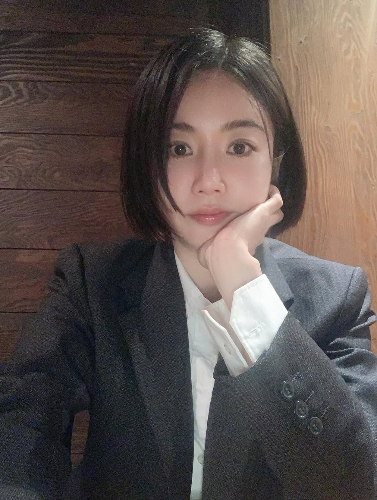 Korean Actress Hwang Woo-seul-hye Stuns with Timeless Beauty in Latest Instagram Photos