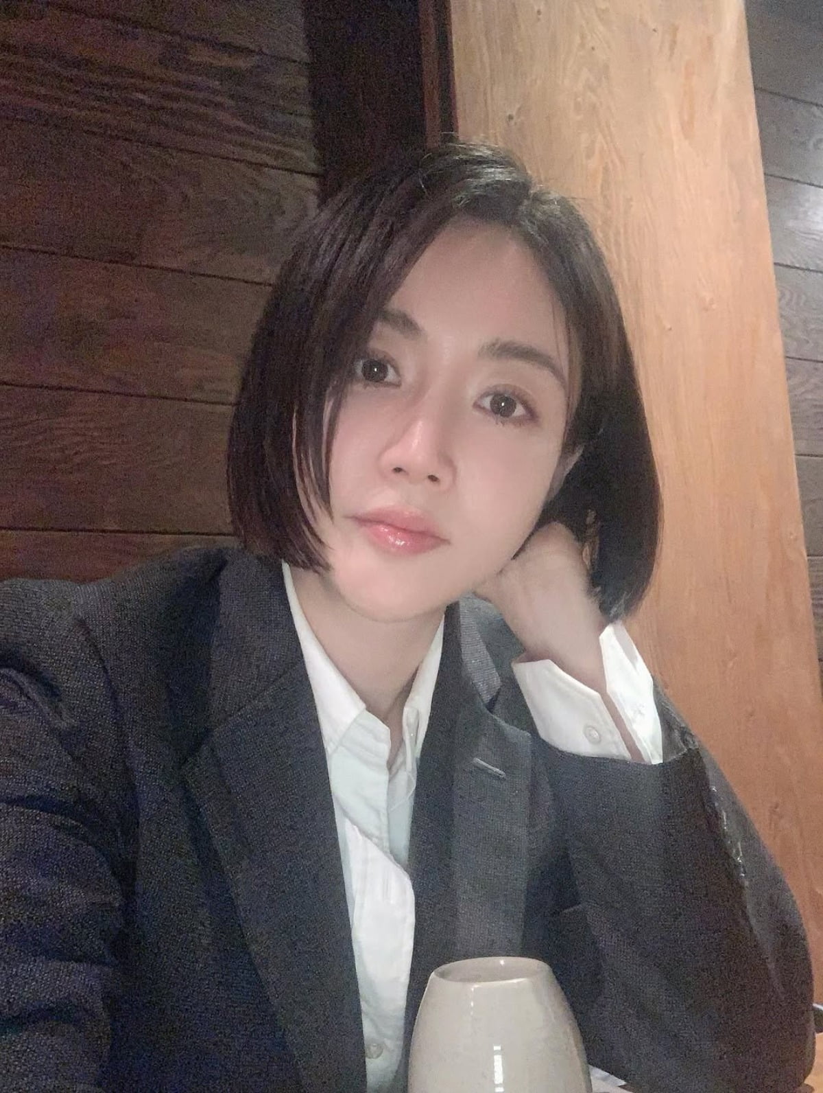 Korean Actress Hwang Woo-seul-hye Stuns with Timeless Beauty in Latest Instagram Photos