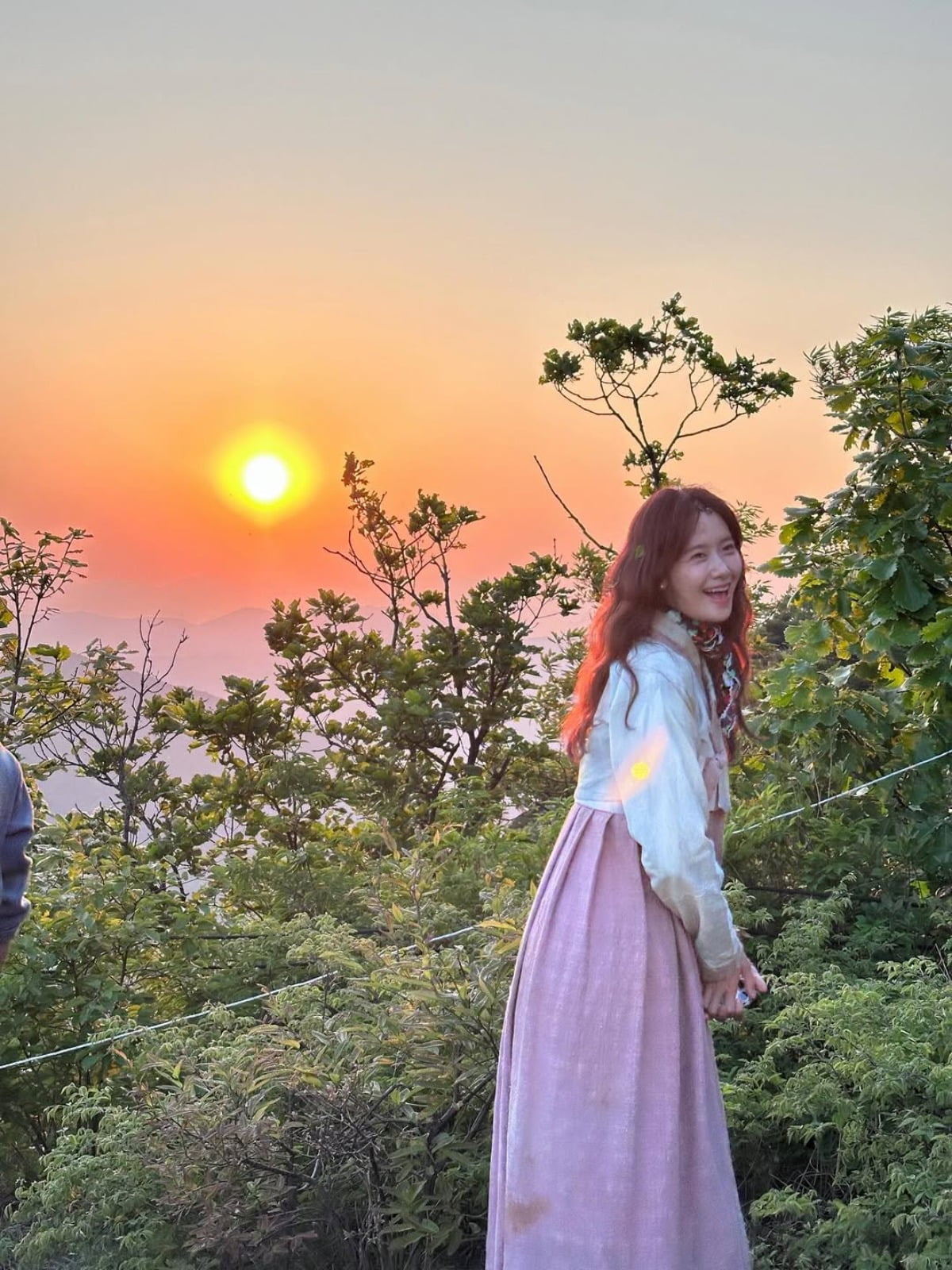 少女時代のユン・ア、ドラマ『暴君のシェフ』の美しいビハインドカットを公開