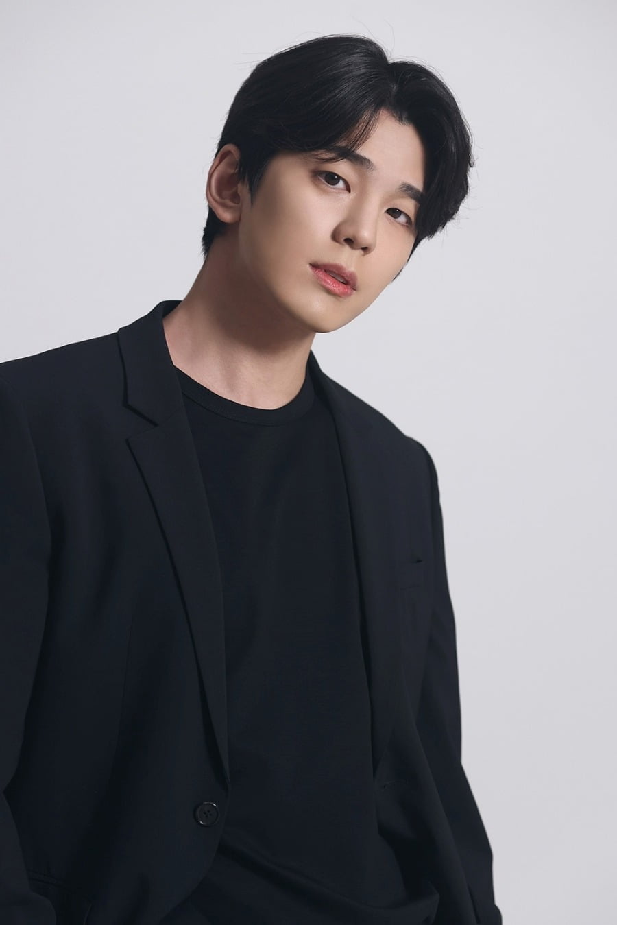 Korean Actor Kim Min-kyu Returns from Military Service, Promises Exciting Future Projects
