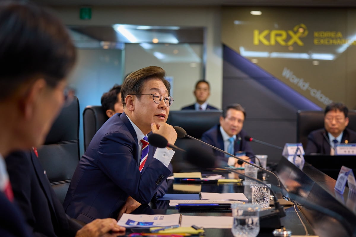 이재명 대통령이 지난 6월 서울 영등포구 한국거래소 통합관제센터를 방문해 증시 시황 및 시장 감시 체계 브리핑을 듣고 있다. /사진=이재명 대통령 SNS